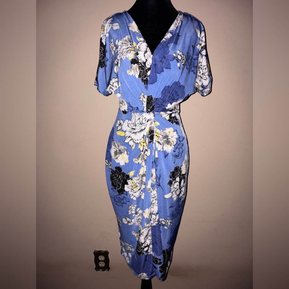 Blue and White Floral Midi Dress by Jennifer Lopez - Picture 2 of 8